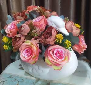 Rangkaian Bouquet Bunga Artificial Handmade Dengan Vas Keramik Model Angsa