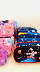 icon video play     icon arrow left boldicon arrow right bold Chia sẻ:  0 Product Information Section [HÌNH CLIP THẬT] Hộp bút 3D Bóp viết vải họa tiết Hoạt hình in nổi 3D Chống thấm nước nhiều mẫu Cute ngăn lưới đựng viết