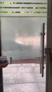 สีเคลือบกระจกฝ้า สีฟิล์มเคลือบกระจกฝ้า ทนทานและทำความสะอาดง่าย โปร่งใสและป้องกันการแอบดู ง่ายและใช้งานง่าย