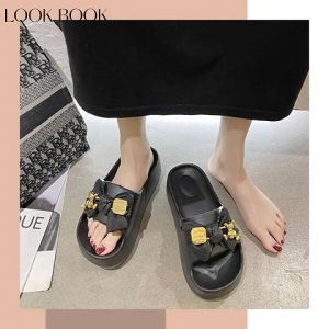 Pishops แบบใหม่ รองเท้าแตะยางแฟชั่น รุ่นนี้วัสดุเป็น EVA น้ำหนักเบาทนทานพื้นนิ่มเด้งไม่ยวบ มากับตัวติดโบว์อันใหญ่ๆและตัวแต่งสีทองเพิ่มลูกเล่นให้โดดเด่นขึ้นไปอีก