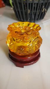 🍀✨🍀Thố tụ tài mới miệng kiểu màu vàng anh tài lộc 10 thỏi tiền vàng đá lưu ly tự nhiên đế gỗ size trung đk 11cm x Cao 11cm cả đế x thố cao 75cm Hợp ANh Chị Mệnh Kim Thổ Thuỷ đặt bàn làm việc bàn thờ thần tài có 880k