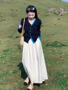 เสื้อคาร์ดิแกนถักคอวีผู้หญิงสไตล์เกาหลีฤดูใบไม้ร่วงต้นๆ สีบล็อก เสื้อเชิ้ตสองชิ้นปลอมสีฟ้า เสื้อคลุมแฟชั่นสตรี