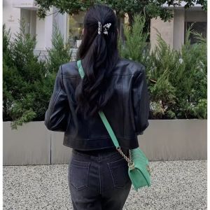 แจ็คเก็ตหนังสั้นสีน้ำตาลสำหรับผู้หญิง ฤดูใบไม้ผลิ 2024 สไตล์ฮ่องกง PU เสื้อคลุมกันหนาว แขนยาว ทรงหลวม