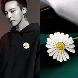 Cute Daisy Brooch Pin GD Personalized Sunflower Badge Trendy Female Style Alloy Silver Gold Original Design Fashion Jewelry Accessory
