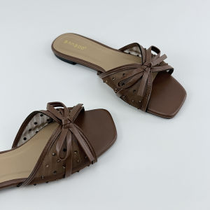 รองเท้าแตะส้นแบนผ้าตาข่ายสำหรับผู้หญิง ฤดูร้อนปี 2025 แบบใหม่ ดีไซน์หัวเข็มขัด ระบายอากาศได้ดี ใส่สบาย กลางแจ้ง