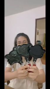 Am Ali Mall กระทะ กระทะทําแพนเค้ก กระทะทอดไข่เจียวไข่ดาว ทําแพนเค้กรูปการ์ตูน แม่พิมพ์ทําขนม เครื่องครัว อุปกรณ์ประกอบอาหาร กะทะจิ๋ว (สี chacoal)