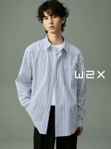 เสื้อเชิ้ตแขนยาวลายทางฤดูใบไม้ผลิของผู้ชายพร้อมคอหัวเข็มขัดลําลองแฟชั่นระดับไฮเอนด์ความรู้สึกหลวมพอดีเสื้อเชิ้ตผ้าฝ้ายโพลีอะไมด์