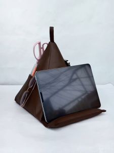 จัดเก็บของพร้อมตกแต่งโต๊ะ ที่วางไอแพด Tablet พร้อมช่องเก็บของรอบด้าน แต่งโต๊ะ งานหนัง ผลิตในไทย เลือกสีหนังได้