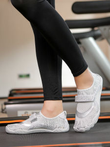 รองเท้ากีฬาในร่มรองเท้าออกกําลังกายสำหรับผู้ชายและผู้หญิงรองเท้าแบบดึงแข็งสำหรับโรงยิมรองเท้ากระโดดเชือกสำหรับลู่วิ่งพื้นนิ่มกันลื่น