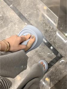 รองเท้าแตะส้นหนาสำหรับผู้หญิง สีฟ้า ทรงส้นเตี้ย ป้องกันการลื่น ระบายอากาศได้ดี รองเท้าแตะชายหาดสำหรับฤดูร้อนปี 2025