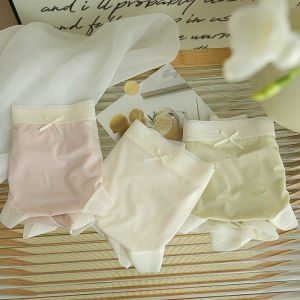 น้ําแข็งบางเฉียบ ผ้าไหม สามเหลี่ยมแห้งเร็วไร้รอยต่อ กางเกงชั้นในหญิง ความรู้สึกของเด็กผู้หญิงเอวกลาง 3 แพ็ค กางเกงใน ระบายอากาศได้ดี ชุดชั้นในใส่สบาย