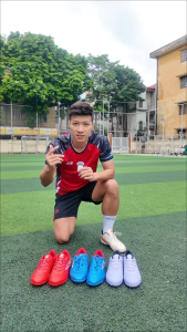 Giày MIRA CARNIX làm từ chất liệu PU Tổng hợp chống mài mòn và hạn chế bong tróc. Bề mặt không thấm nước dễ vệ sinh