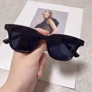 Kacamata Matahari Kotak Transparan & Berwarna Jeli: Gaya Modern Untuk Outdoor