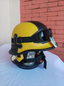 HELM RETRO NAZI DENGAN KACAMATA HITAM KOMBINASI KUNING