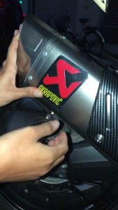 สติ๊กเกอร์ติดท่อ เพลทติดท่อ Akrapovic 3M งานอลูมิเนียมทนร้อน (0215)