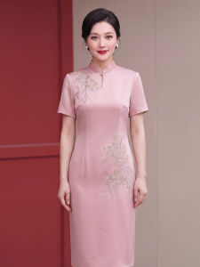 Đầm Cheongsam Thêu Hồng Ôm Body Cổ Điển Sang Trọng