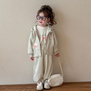 ชุดสองชิ้นสไตล์เกาหลีสำหรับเด็กผู้หญิงในฤดูใบไม้ร่วงพร้อมฮู้ด ชุดฤดูใบไม้ผลิและฤดูใบไม้ร่วง ชุดเดรสสั้นผ้าฝ้ายลายการ์ตูน