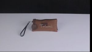 Totemi Pouch Kanvas Premium TTM 452 Warna : Khaki Ukuran : 20.5 cm x 11 cm Bahan : Kanvas Premium