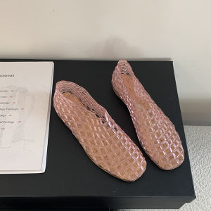 รองเท้าแตะพื้นแบนแบบโปร่งใสสำหรับผู้หญิงในช่วงฤดูร้อนปี 2025 รองเท้าแตะแบบเจาะลึกสไตล์เกาหลีสุดเก๋ไก๋สำหรับใส่ในชีวิตประจำวัน