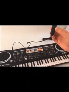 เล่นเด็ก เนื้อหา 61 ปุ่ม เด็กเริ่มต้นมัลติฟังก์ชั่นสอนเปียโนอิเล็กทรอนิกส์ พร้อมไมโครโฟน