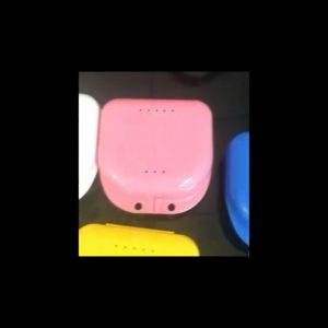 กล่องเก็บรีเทนเนอร์ กล่องใส่ฟันปลอม สีพาสเทล มีรูระบายอากาศ กล่องใส่รีเทนเนอร์ กล่องใส่ฟันปลอม