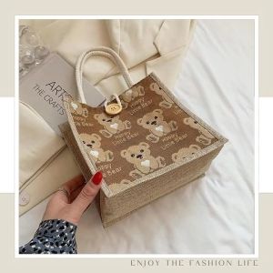 Lishops ใหม่ กระเป๋าสะพายข้างแฟชั่น ลายน้องหมีสุดน่ารักใช้งานได้อเนกประสงค์มากใส่ของได้คุ้มค่าแถมลายก็น่ารัก มี 3 สีให้เลือก สั่งเลยคุ้มมาก