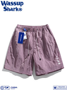 Wassup Shark American Workwear กางเกงขาสั้นสําหรับชายฤดูร้อนเทรนด์ใหม่หลวมพอดีแห้งเร็วหาดทรายกางเกงขาสั้นห้านาทีสําหรับผู้หญิง