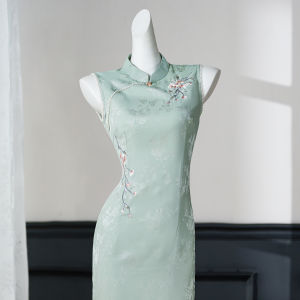 Green Sleeveless Traditional Chinese Aesthetic Embroidered Qipao for Daily and Office Wear