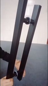 มือจับประตูสแตนเลส ดีไซน์โดดเด่นสวยงาม ทันสมัย สะดวกต่อการทำความสะอาดและดูแลรักษา มือจับประตูดึง ประตูกระจก ประตูไม้ ความยาวขนาด 500 mm ระยะรูเจาะยึด 300 mm (จัดส่งจากประเทศไทย)