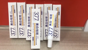 377 Huancai Zhen Snow-White Freckle and Acne Cream whitens moisturizes hydrates and brightening the complexion