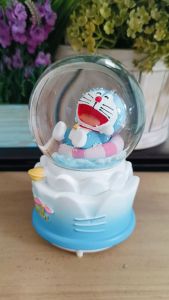 Snowball kotak musik Doraemon/ snow globe / bola salju  dan lampu warna warni / musik box romantis dari Vinvin Pink Store