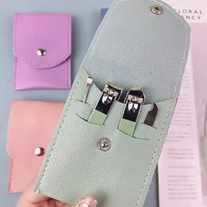 4 pcs Portable Manicure Set Pedicure Door gift Gunting Kuku Nail Cutter Box Nail Clipper Scissors Travel Tool Kepit Kuku Set Alat Kuku Pedikur Hadiah Pintu Dengan Beg Kotak Pemotong Kuku Gunting Kuku Kepit Kuku Pengorek Telinga Kikir Kuku Raya 美甲耳勺4件套装剪刀