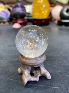 #johorbahru #crystal #sslive🌈彩光💯天然黄水晶球 天然冰纹折面 顶部净体可见美丽的彩光体🌈 🆓底座  球径diameter: 3.3cm  净重raw weight: 50g 含底座高total height: 5.5cm    📍Johor Bahru 区可自行取货或邮寄服务  Natural White Crystal Sphere  Featuring natural ice-like patterns and faceted surfaces. The top