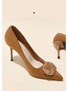 รองเท้าส้นสูงสีน้ำตาลสไตล์ฝรั่งเศสสำหรับผู้หญิง ฤดูใบไม้ร่วง/ฤดูหนาว รองเท้าส้นเดี่ยวหัวแหลมแบบสวมสบาย ด้านในเป็นหนังเทียม รองเท้าแฟชั่น