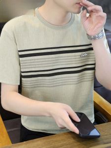 HENGYUANXIANG | เสื้อยืดแขนสั้นผ้าไหมน้ำแข็งสำหรับผู้ชาย ฤดูร้อน 2025 คอกลมลายทาง ผ้าฝ้ายผสมลินิน เสื้อผ้าทำงานสำหรับคุณพ่อ แฟชั่นลำลอง