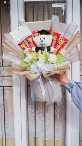 Buket Boneka Wisuda & Snack Kartu Ucapan: Ide Kreatif untuk Wisuda