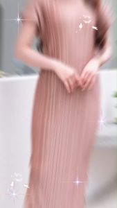 SUG เดรสคอกลมแขนล้ำ ผ้า: อัดพลีททวิสเรียง - อก 36-50 วินทคอท