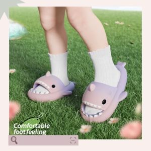 รองเท้าแตะแฟชั่นปลาฉลาม ลายเดิม สีใหม่น่ารักสดใสกว่าเดิม พร้อมส่งให้แบบไว รองเท้าลายน้องฉลามงับๆ สีน่ารักสุดพาสเทล วัสดุทำจากยางสวมใส่สบายเท้า น่ารักมากรีบกดเลย