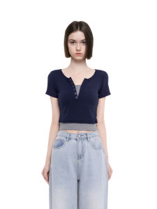 เสื้อยืดแขนสั้นผู้หญิง BM ทรงเข้ารูปสไตล์ฤดูร้อนปี 2025 ทรงเข้ารูป เสื้อตัวบนเข้ารูปแบบสองชิ้นปลอม คอวี ความยาวปกติ