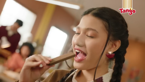 Tango Wafer Vanila Delight 100gr Royal Chocolate Long Waffer Renyah Cokelat Snack Cemilan Makanan Ringan Anak Murah Halal