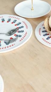 Cute Floral Woven Cotton Placemats Round Heat Resistant Non-Slip Dining Table Mats Farmhouse Flower Cup Coasters Kitchen Decor