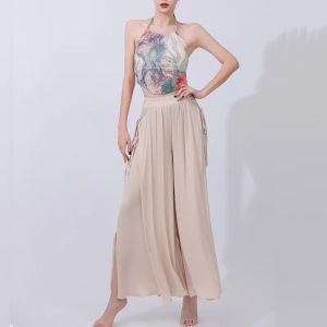 ผู้หญิงเซ็กซี่พิมพ์ด้านบนเปิดเชือกแขวนคอด้านบนเวทีการแสดงผู้ใหญ่ด้านบน