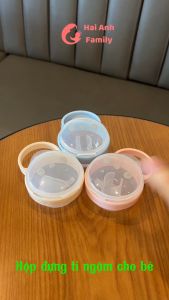 Hộp đựng ti giả núm ti cho bé trong suốt có móc treo