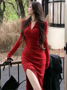 แม็กซี่เดรสแขนยาวสีแดง คอวี พิมพ์ลาย ผ้าโพลิเอสเตอร์ ยืดหยุ่น ใส่สบาย ผ่าหน้าข้างขวา Dress ออกงาน #9232