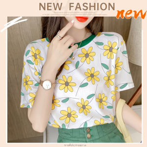 QJshop เสื้อยืดลายดอกไม้คอกลมสีสันสดใส มาพร้อมกับลายดอกไม้แสนจะน่ารัก แต่งคอสลับกับสีเสื้อ มี 2 สีให้เลือกแบบปัง ๆ