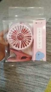 Quạt tích điện phun sương mini cầm tay xoay 360 độ có đế kẹp bàn và có đèn led siêu sáng tiện lợi