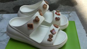 Dép lê Crush 2 quai đế cao 5cm cho nữ mẫu mới 2023 màu trắng TAT18 - bản đính 14 jibit 3D nâu siêu đẹp