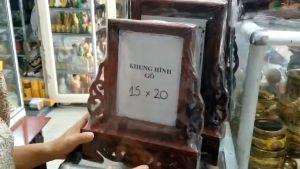 ]Khung hình có chân bằng gỗ đặt bàn thờ
