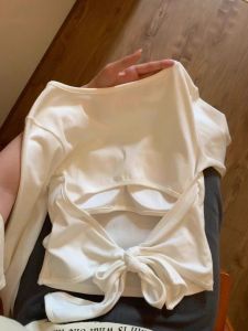 เสื้อยืดแขนยาวสีขาวสำหรับผู้หญิงในช่วงต้นฤดูใบไม้ร่วง ทรงเข้ารูป เอวสั้น ดีไซน์ผูกโบว์ ทรงเข้ารูป สไตล์ลำลอง