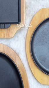 Mama Cooking - กระทะร้อนทรงกลม วงรี สี่เหลี่ยม หลายขนาด กระทะเหล็กหล่อ กระทะปิ้งย่าง กระทะร้อนหอยทอด กระทะร้อนย่างเนย พร้อมถาดรองไม้
